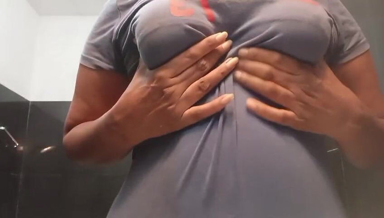 Anne White: スリランカ女優が大きな胸とジューシーな膣を持つバスルームで楽しんでる