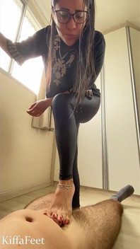 Nữ thần Kiffa trong quần legging đen gợi cảm Ballbusting và Cock Crush không thương xót với Post Orgasm Torment CBT 6