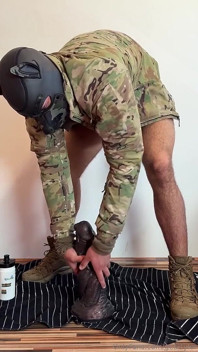 Asker büyük bir uzaylı xxl yarağı üzerinde zıplıyor!