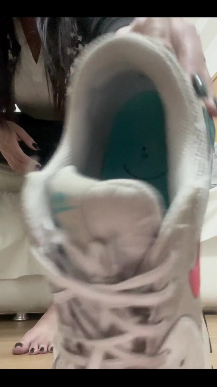 KiffaFeet: 昨日履いていた汗ばみで超臭いスニーカーを脱いで、あなたのためだけに