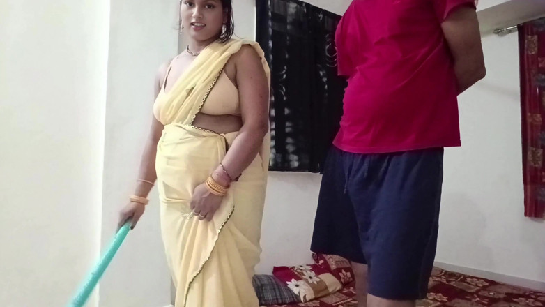 Riyagueen: Riya bhabhi正在扫她主人的房子，主人通过说话性感来制造性关系。
