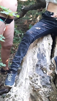 Я дивлюся, як мої дві подруги мастурбують у місці на відкритому повітрі, і переконуюся, що їх ніхто не ловить - lesbian-candys