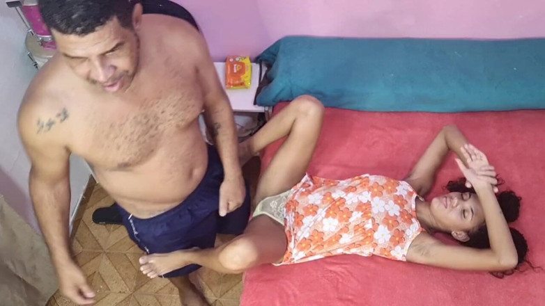 Bebes vagabundas: Karım bana kıçını vermiyor, üvey kızımı yiyorum.
