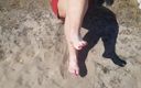 Pov legs: Aerisind ambele picioare în nisipul fierbinte.