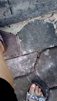 Nackte Füße in Latschen