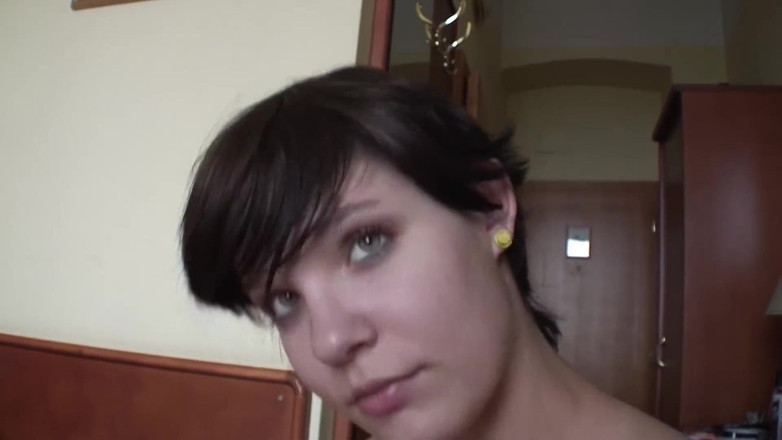 Toy Sluts: Remaja brunette bermain dengan dildo kaca