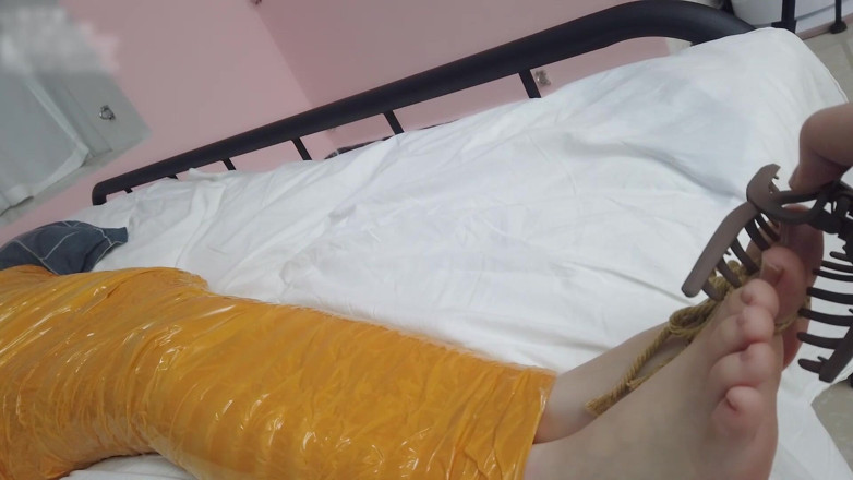Asian bondage: Perspektif orang pertama merakam teman wanita yang dibalut pita dari...