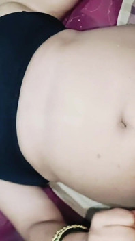 Ik neukte de Bhabhi die een zwarte beha hard in haar strakke poesje droeg; Ik nam haar op zijn hondjes en laat mijn allemaal sperma in haar poesje los