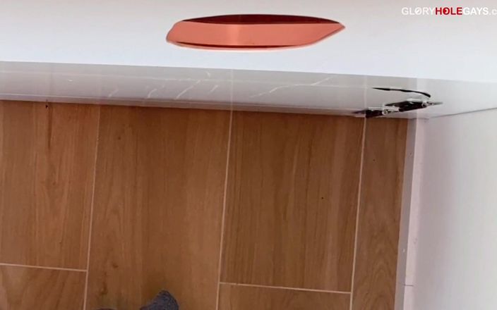 GLORYHOLEGAYS: Il suo cazzo xl appare al gloryhole e io lo...