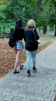Dos amantes lesbianas pasean por el parque