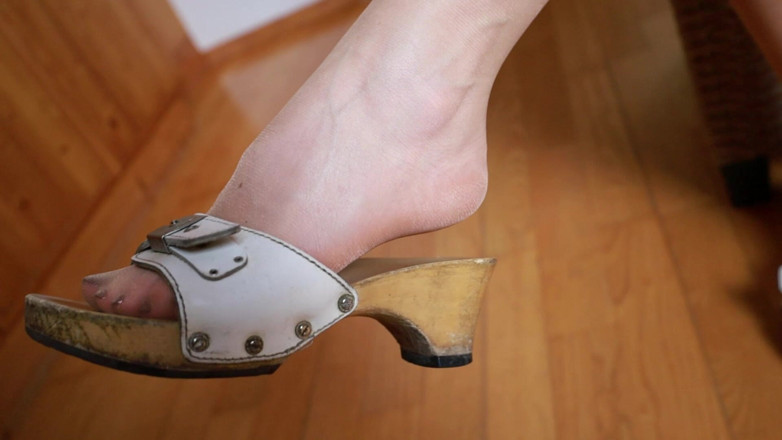 KimisWorld: Slow Heel Dangling Asmr - Clogs Kayu, Bunyi Nilon Lembut