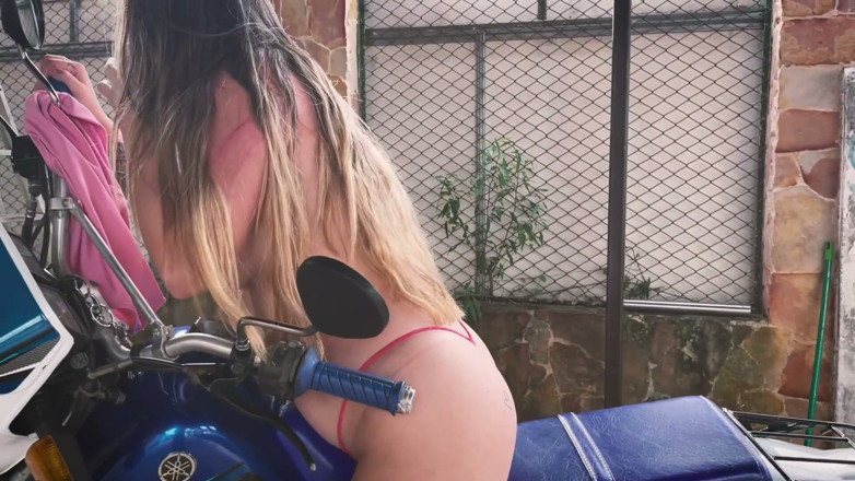 Sara Blonde: Kekasih motosikal