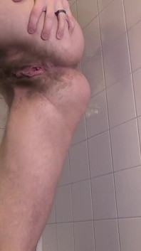 Grosse chatte très poilue en POV dans la salle de bain