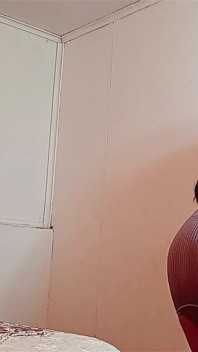 Min styvmamma har en dildo och suger den och tänker att det är jag