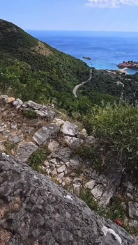 Sudut pandangan pertama kongkek gaya doggy pada Sveti Stefan, Montenegro Cliff: pantat sempurnanya melantun dalam siang hari yang luas