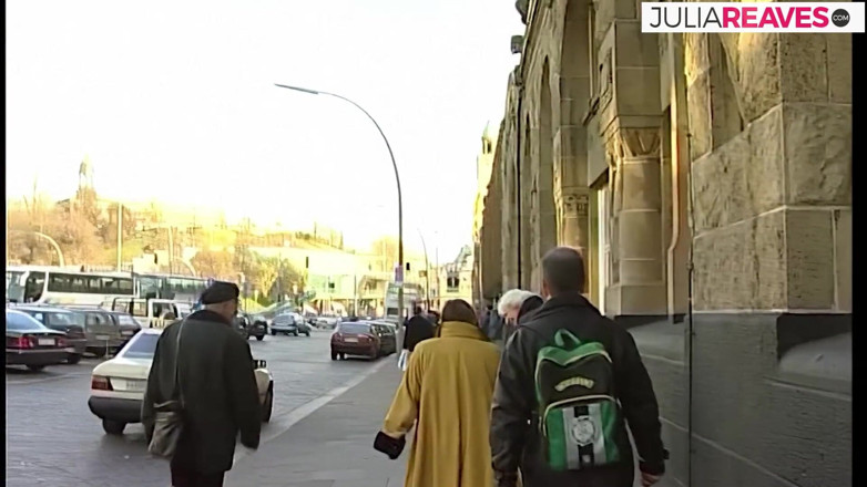 Retro German Amateurs: Une blonde suce une énorme bite de ses amants pendant qu'il...