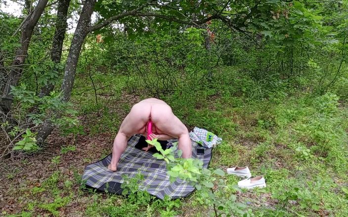 Zona901: Vizinha despida em um parque e masturba sua buceta grande