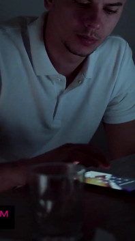 Sie hilft ihm, seine fantasie wahr werden zu lassen