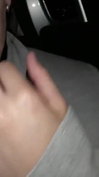 Něžná nadržená teenagerka masturbuje v uberu
