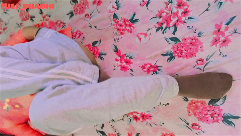 Mili bhabi: Красива зведена сестра дезі 18+ туга пизда, хінді аудіо секс