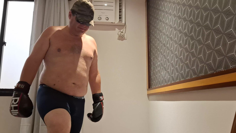 Combat and fetish: Niedźwiedź glina kontra Jobber