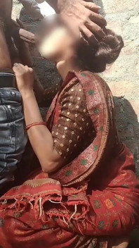 Bhabhi desi India erotik berkongkek di bilik air terbuka di luar rumah