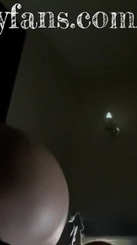 Cavalgando um pau duro até ouvir meu namorado acordando. Feche um
