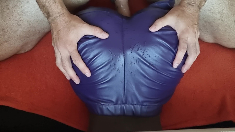 Naxy: Éjaculation sur un cul en cuir