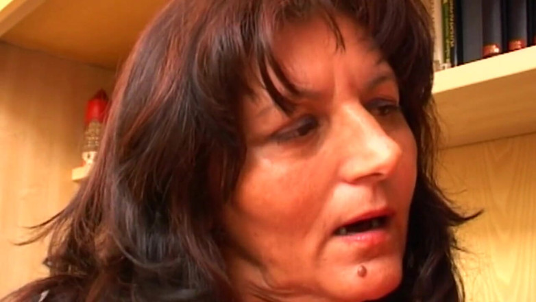 My porn family: Mama vitregă a prietenului meu suge pula ca o regină