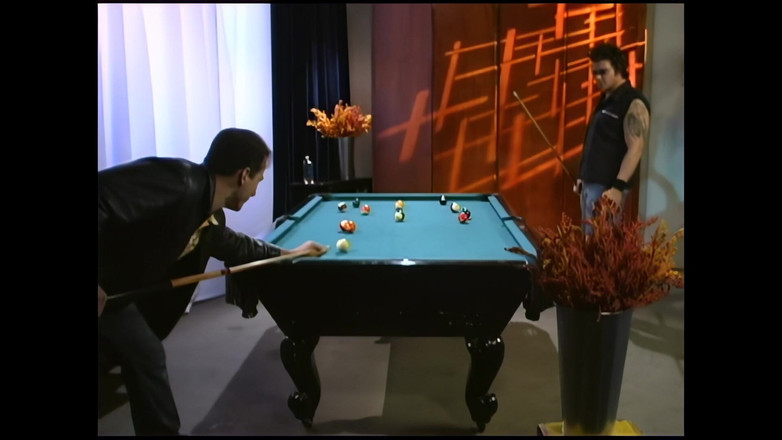 Pornobello: 一个拥有完美乳房的年轻妓女在台球桌上操得很好