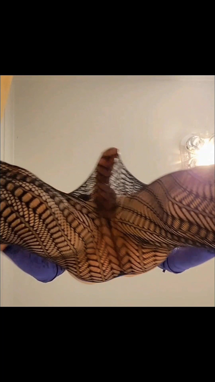 Lizzaali: ZZ distrugge le calze e scopa un dildo montato a...