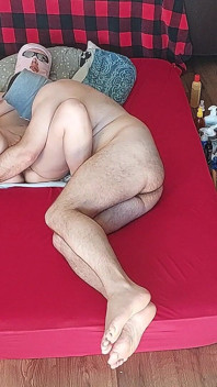 Juegos previos en el dormitorio con una pareja de amateurs. Sexo loco en el dormitorio con una pareja amateur caliente