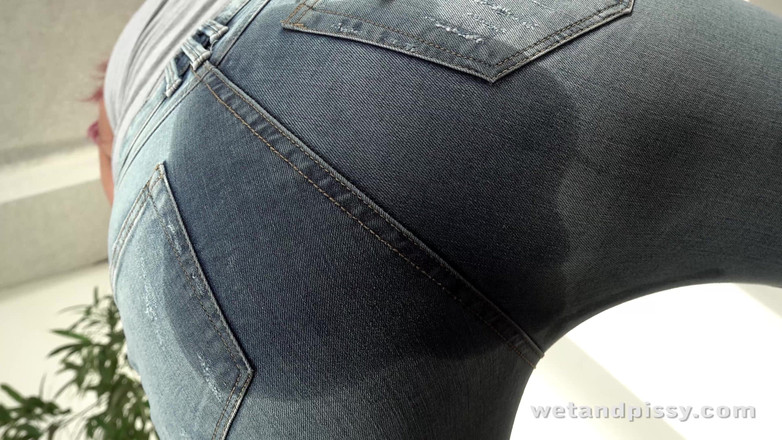 Puffy Network: Odvážný debut wet and pissy