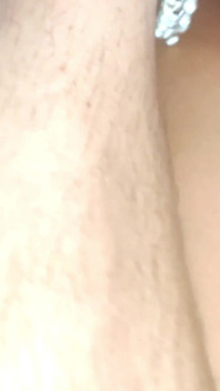 La ragazza insoddisfatta ha una relazione e scopata duramente con il vicino sulla piattaforma della cucina