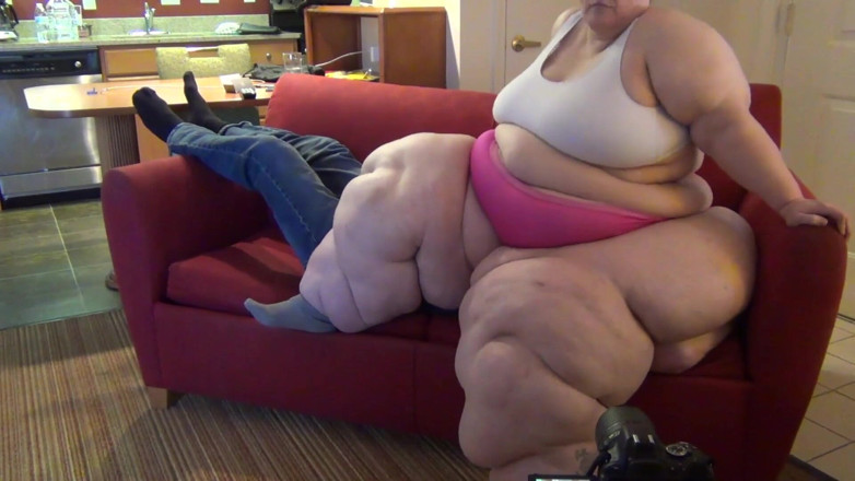 Full Weight Productions: Bobbi Jo lo aplasta en el sofá