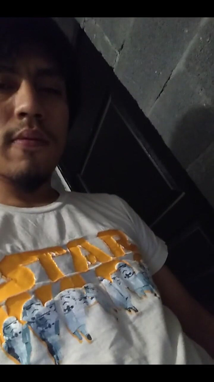 AlexAlejandro13: Cowok seksi ini ngeliat aku di kamar mandi sama kontol...