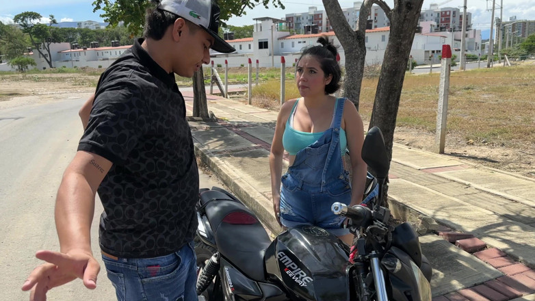 ManuelaAlvarez: Encuentro a Una Sexi Culona Chica Con Su Moto Varada...