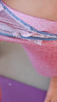 Il mio allenatore mi ha scopato la figa in piedi e sborrata nei miei pantaloni da yoga!