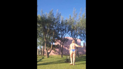 Priscila: 집 정원에서 비키니를 입은 계모는 새 옷을 과시하기 위해 배다른 아들을 위해 비디오를 만듭니다.