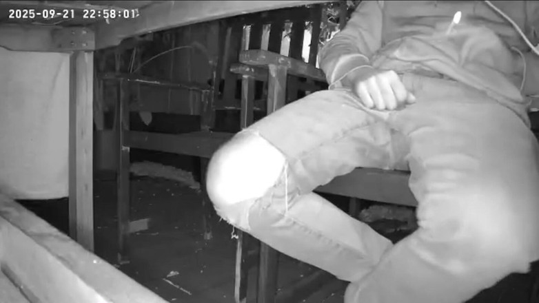 AmateurBoysPissing: Amador Garoto Pego Na Câmera De Visão Noturna Mijando Sentado...
