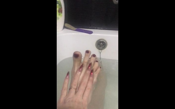 Bad ass bitch: Ziemlich lange füße in der badewanne