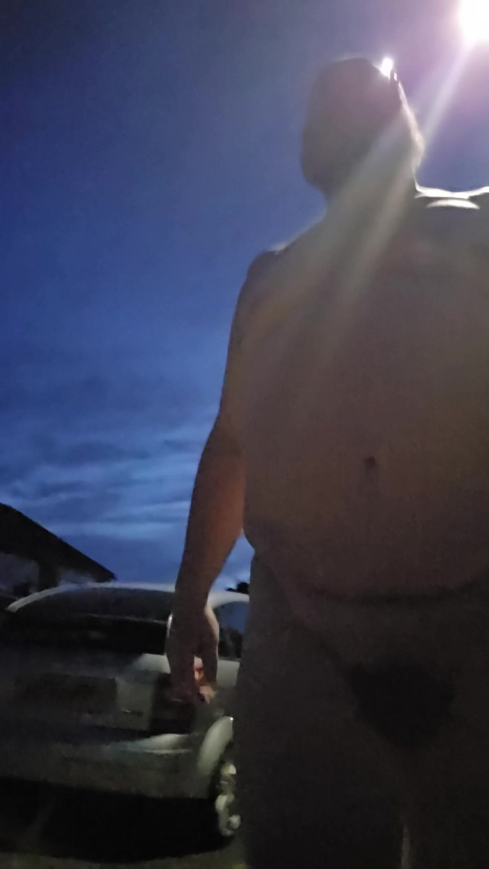 big_davec: Nude Walk Around the Neighborhood