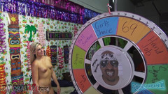 Immoral Live: Rozkošná nová pornohvězda Lily Banks roztáhla nohy, aby se postříkala...