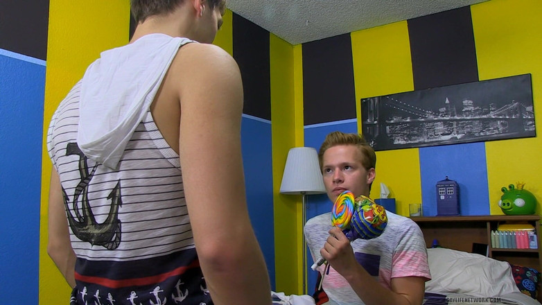 Lollipop Twinks: Sexy Billy dostane speciální dárek