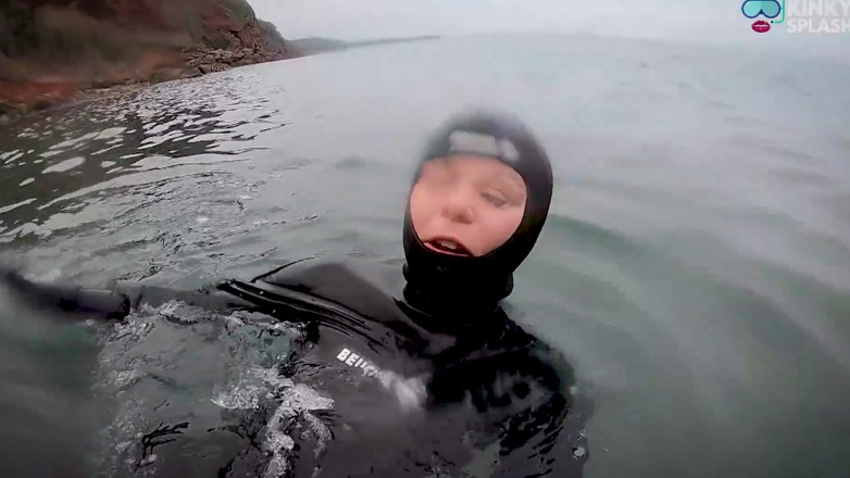 UKCuteGirl Lucy Lauren: Perjuangan wetsuit 8mm montok &amp; percikan air laut