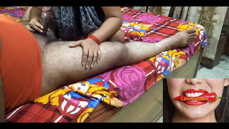 Hotty Jiya Sharmaa: Une musulmane caresse la bite d’un garçon musulman et lui...