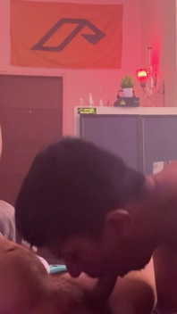 Hladový teplouš jí, zatímco mám kouř