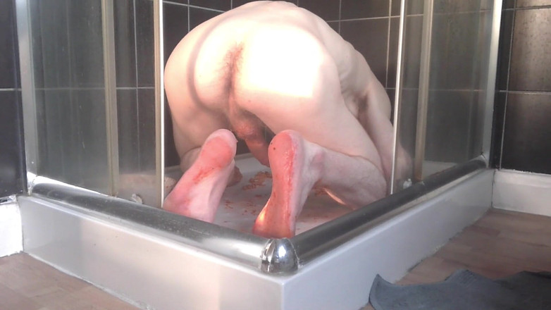 Forest Boi: Twink mănâncă mâncare de pe podea