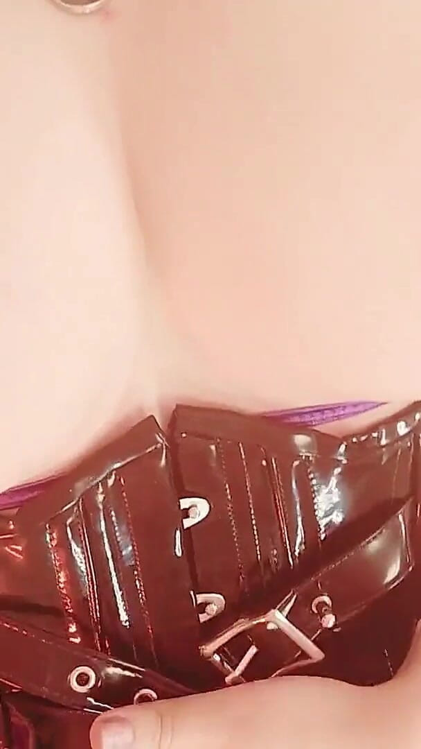 Arya Grander: Mamă sexy sexuală în lenjerie din pvc din elastan violet - blondă...