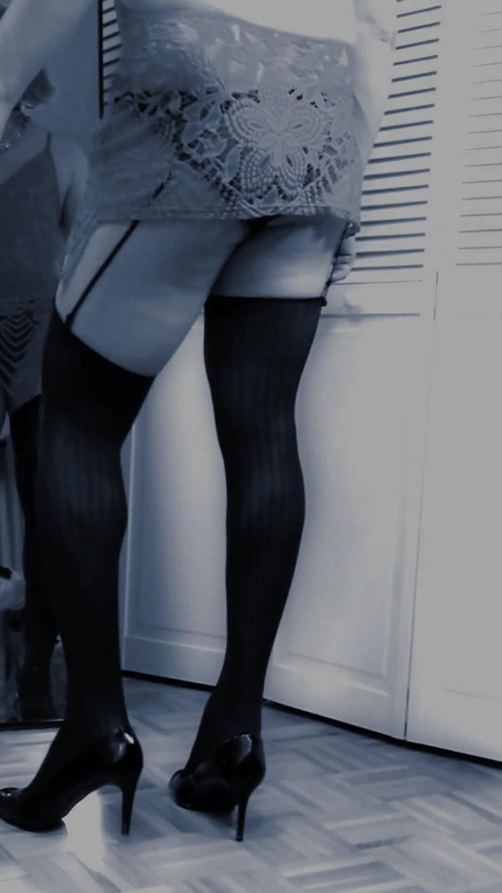 kandiKane: Дупа Канді танцює в червоній коктейльній сукні